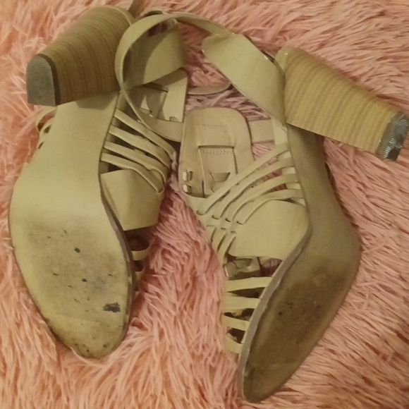 D heels - Picture 5 of 9